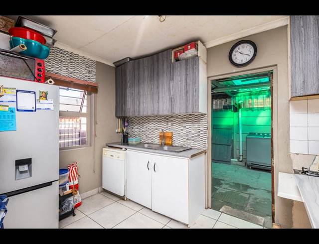 4 BEDROOM HOUSE FOR SALE IN PELICAN PARK